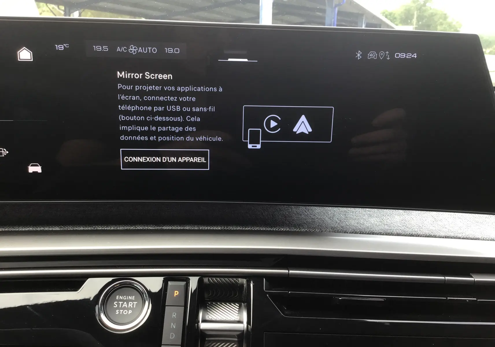 Intérieur du Peugeot 3008 1.2 Hybrid 145 Allure 2026, tableau de bord avec écran tactile et bouton start/stop visible.