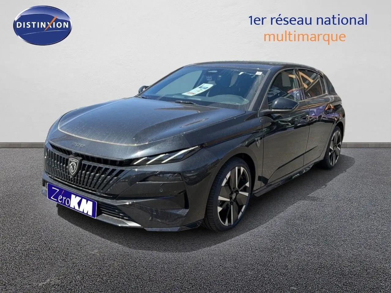 Peugeot 308 Hybrid 145ch GT noir perle métal vue 3/4 avant avec jantes alliage et calandre distinctive.