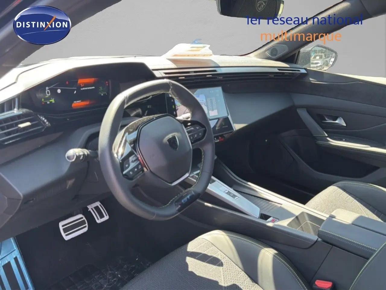 Vue intérieure côté conducteur de la Peugeot 308 Hybrid 145ch GT 2026, avec tableau de bord numérique et volant compact noir.