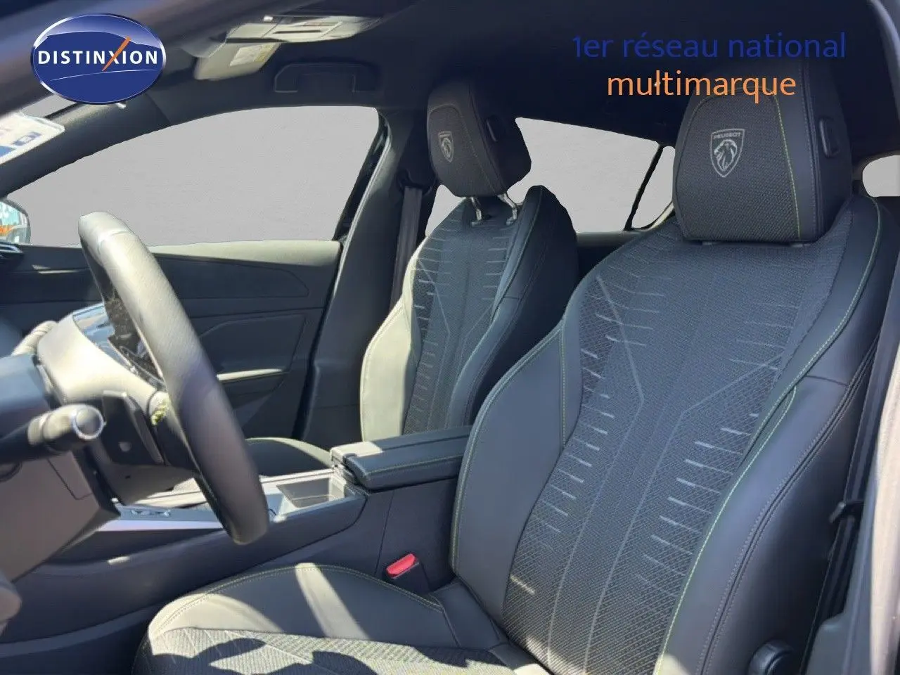 Vue intérieure de profil droit sur les sièges noirs en tissu et cuir du Peugeot 308 Hybrid 145ch GT 2026.