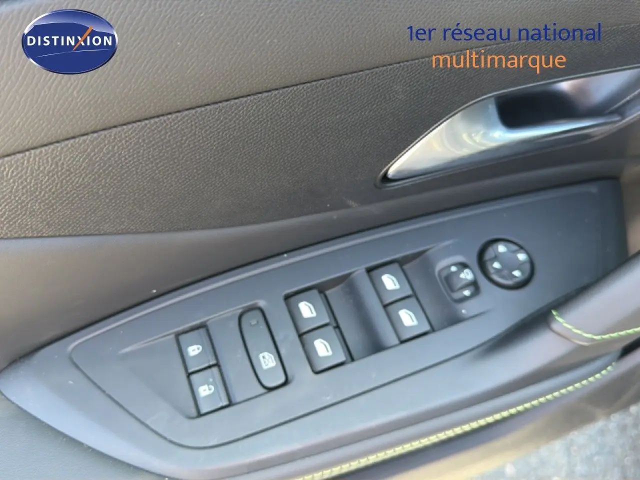 Détail des commandes de lève-vitres et rétroviseurs sur la porte côté conducteur d'une Peugeot 308 noir perle métal.