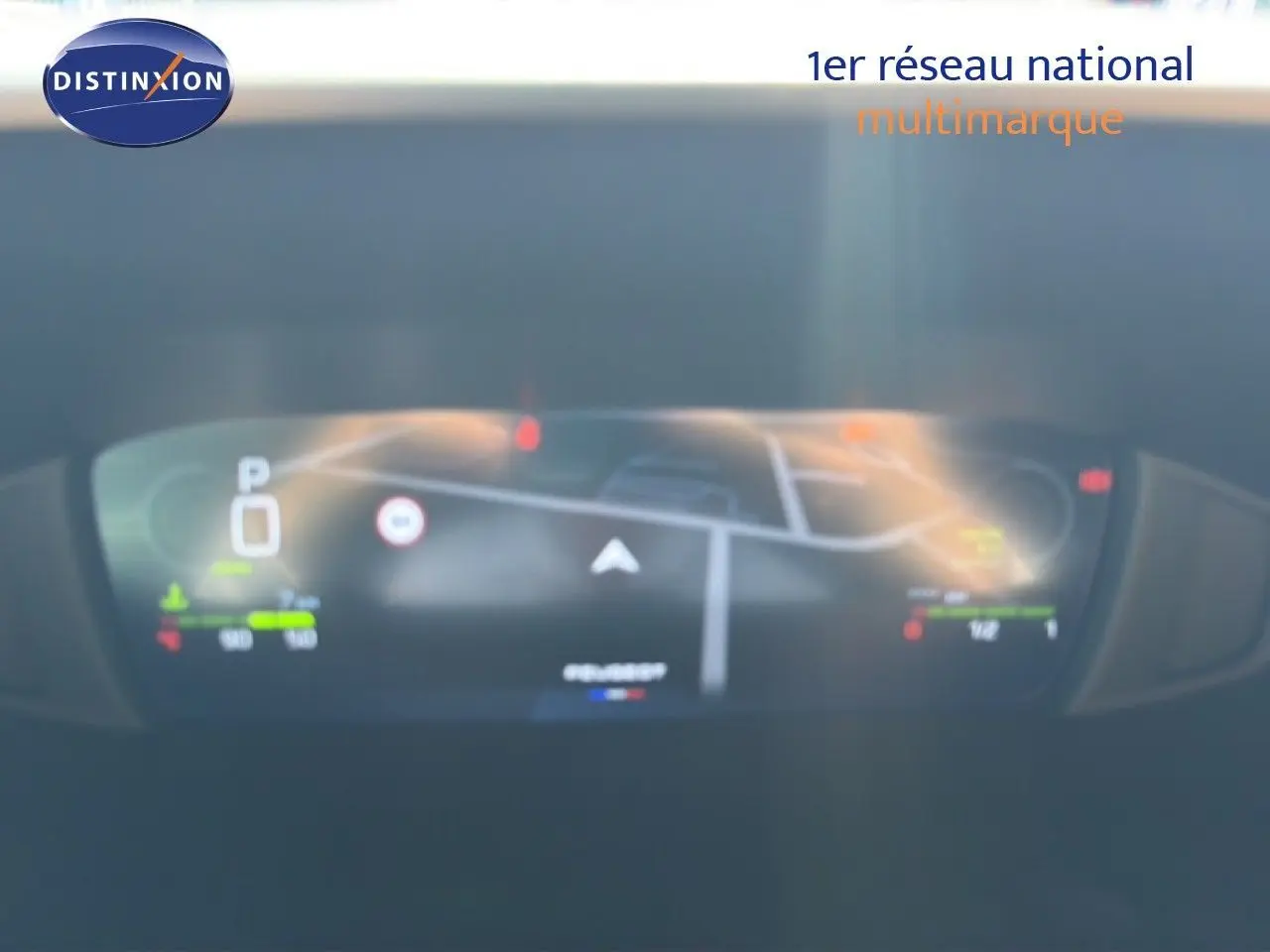 Affichage numérique du tableau de bord de la Peugeot 308 Hybrid 145ch GT, montrant la navigation et les indicateurs de conduite.