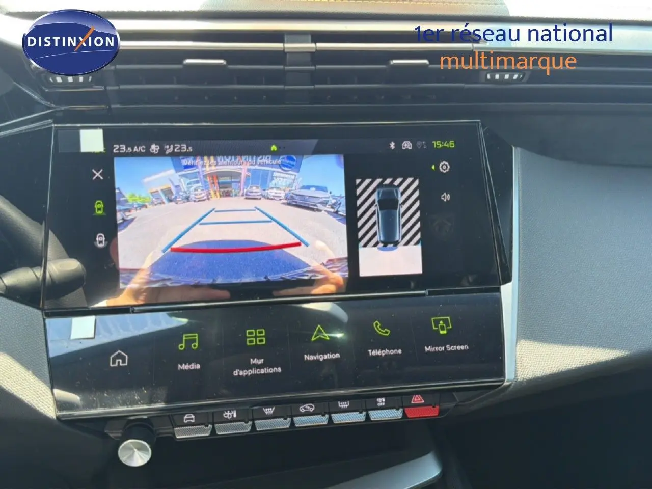 Vue intérieure du tableau de bord de la Peugeot 308 Hybrid 145ch GT 2026, écran tactile avec caméra de recul active.