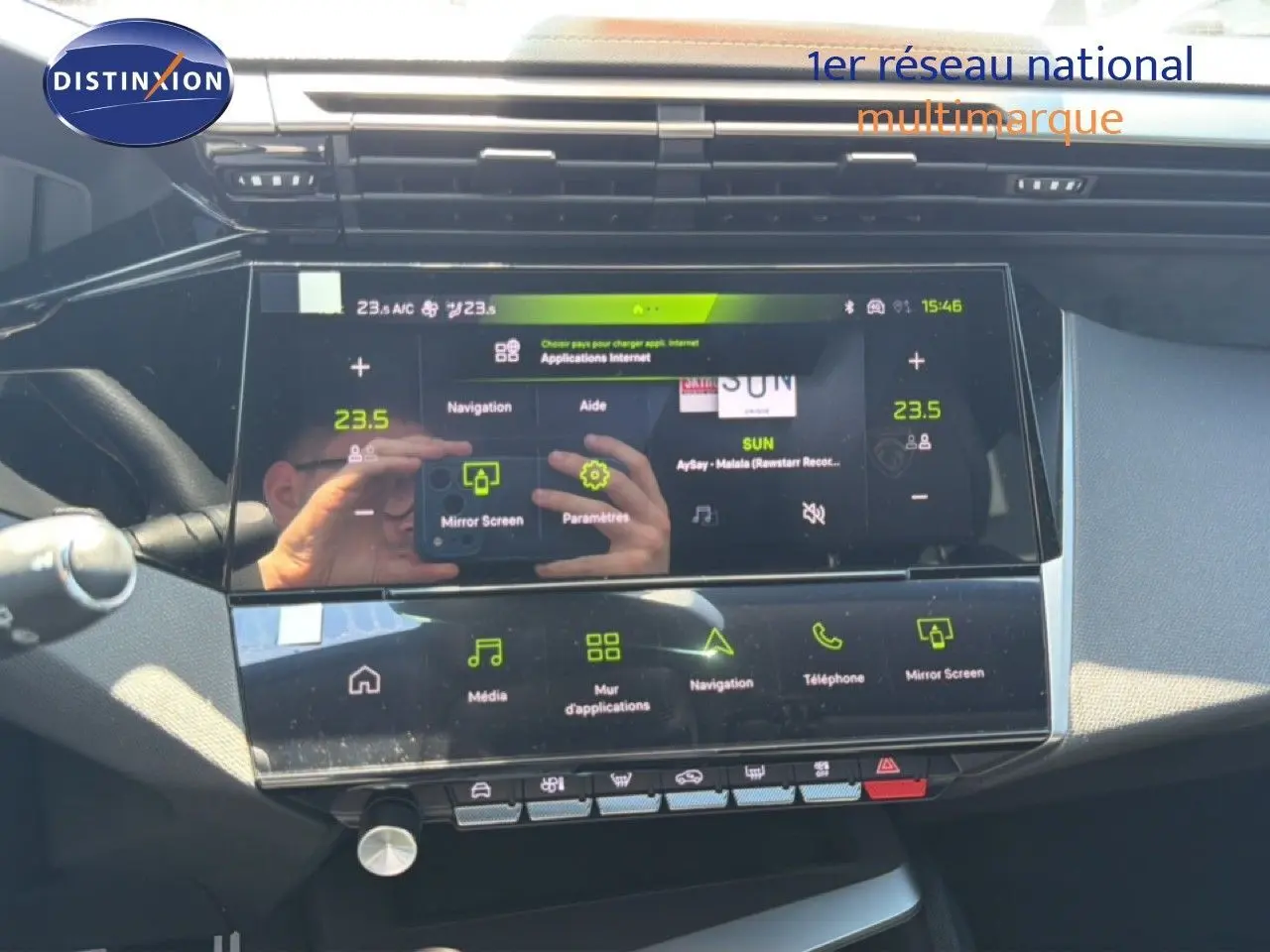 Vue rapprochée de l’écran tactile central noir brillant de la Peugeot 308 Hybrid 145ch GT, affichant les options multimédia et navigation.