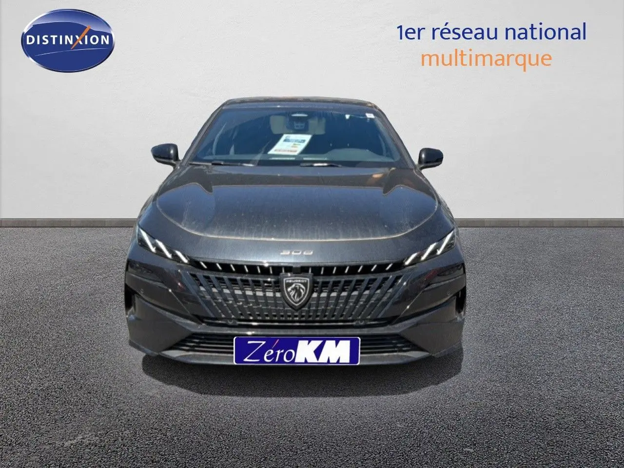 Vue frontale d'une Peugeot 308 Hybrid 145ch GT noire perle métal avec calandre distinctive et phares LED fins.