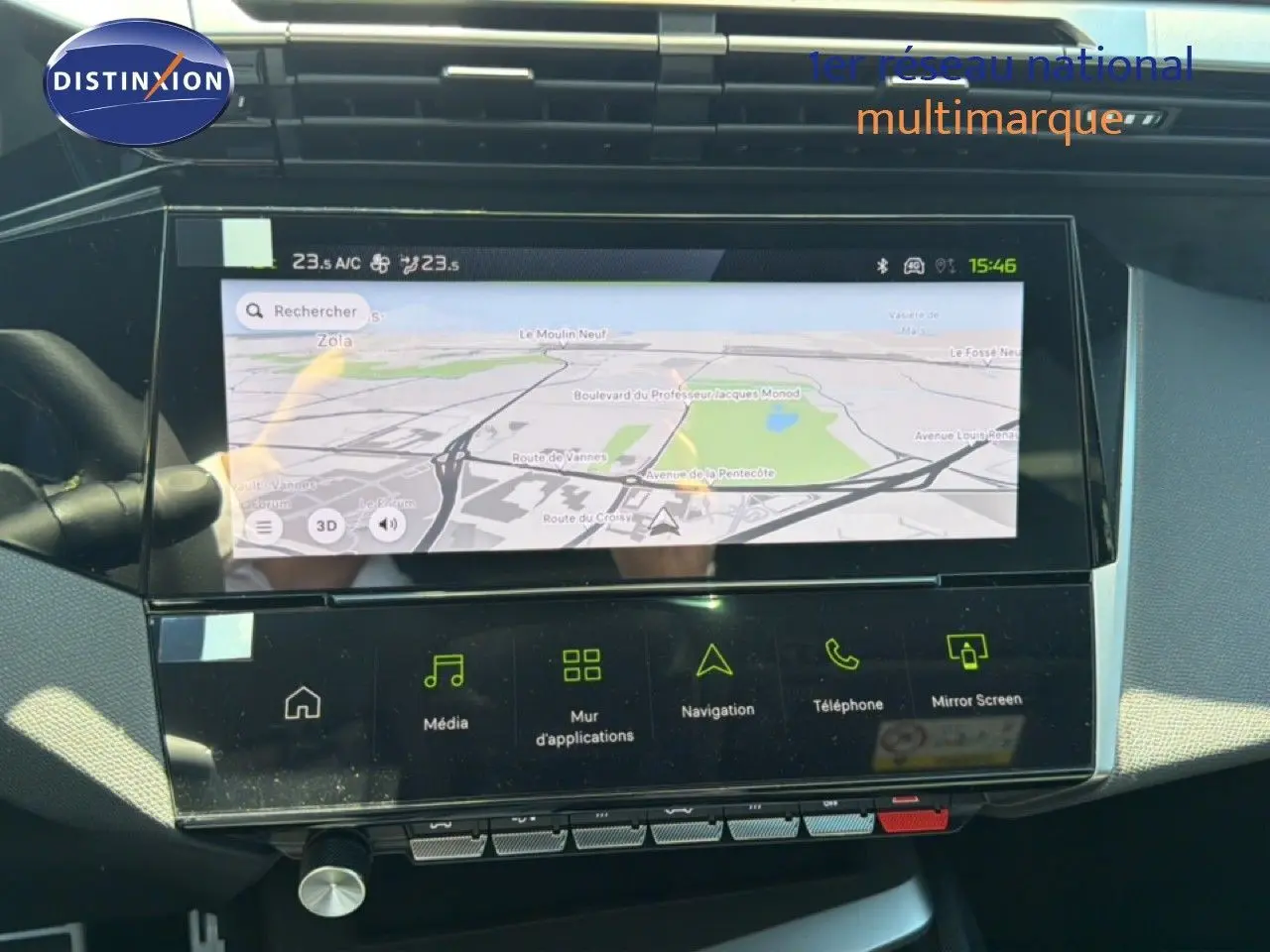 Écran tactile central affichant la navigation dans l’habitacle noir perle métal d’une Peugeot 308 Hybrid 145ch GT.