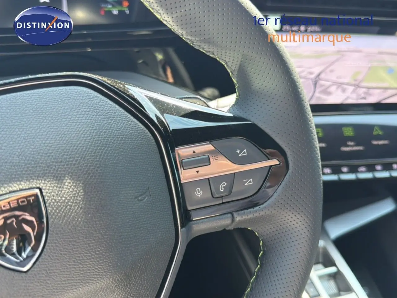 Gros plan sur le volant en cuir perforé noir avec commandes intégrées d’une Peugeot 308 Hybrid 2026.