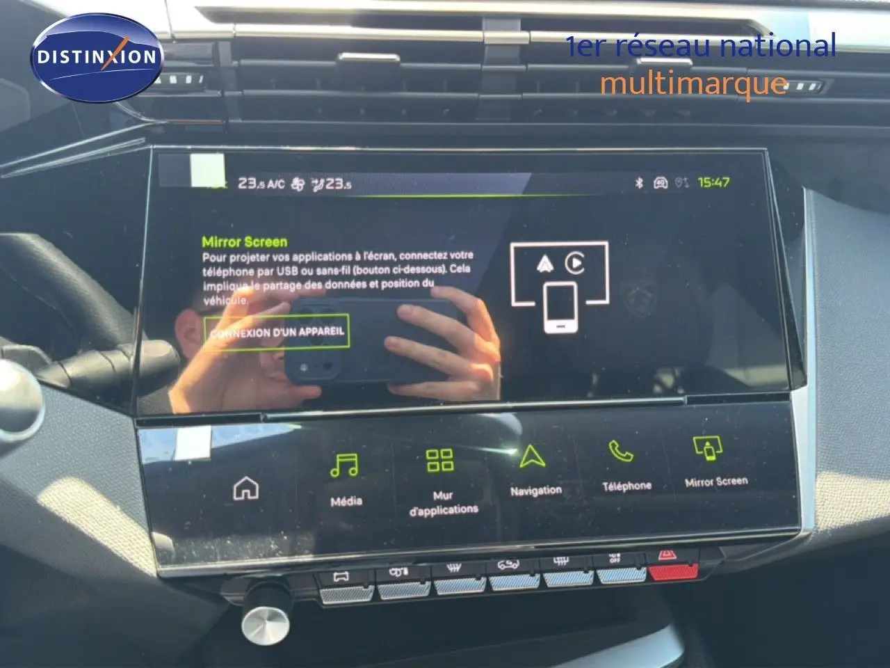 Vue rapprochée de l'écran tactile central du tableau de bord du Peugeot 308 Hybrid 145ch GT noir perle métal, affichant le menu Mirror Screen.