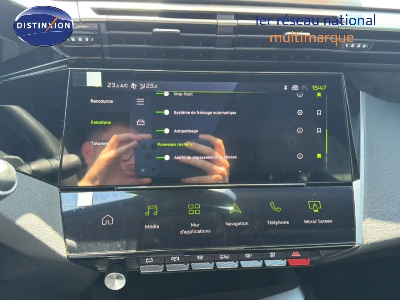 Écran tactile central de la Peugeot 308 Hybrid 145ch GT 2026, affichant les options d'aide à la conduite, intérieur noir.