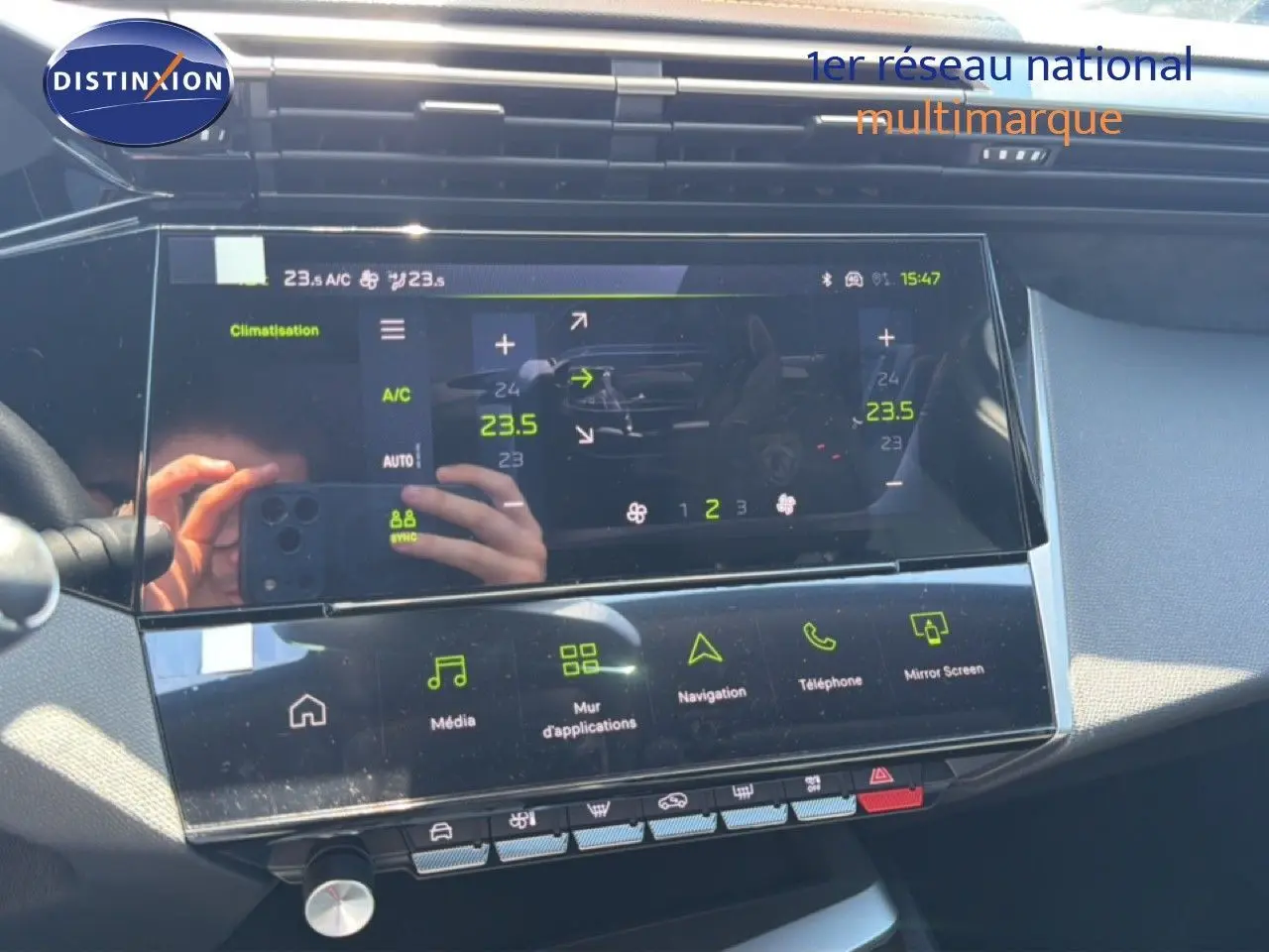 Vue rapprochée de l’écran tactile central du tableau de bord du Peugeot 308 Hybrid noir perle métal, affichant la climatisation et les applications multimédia.