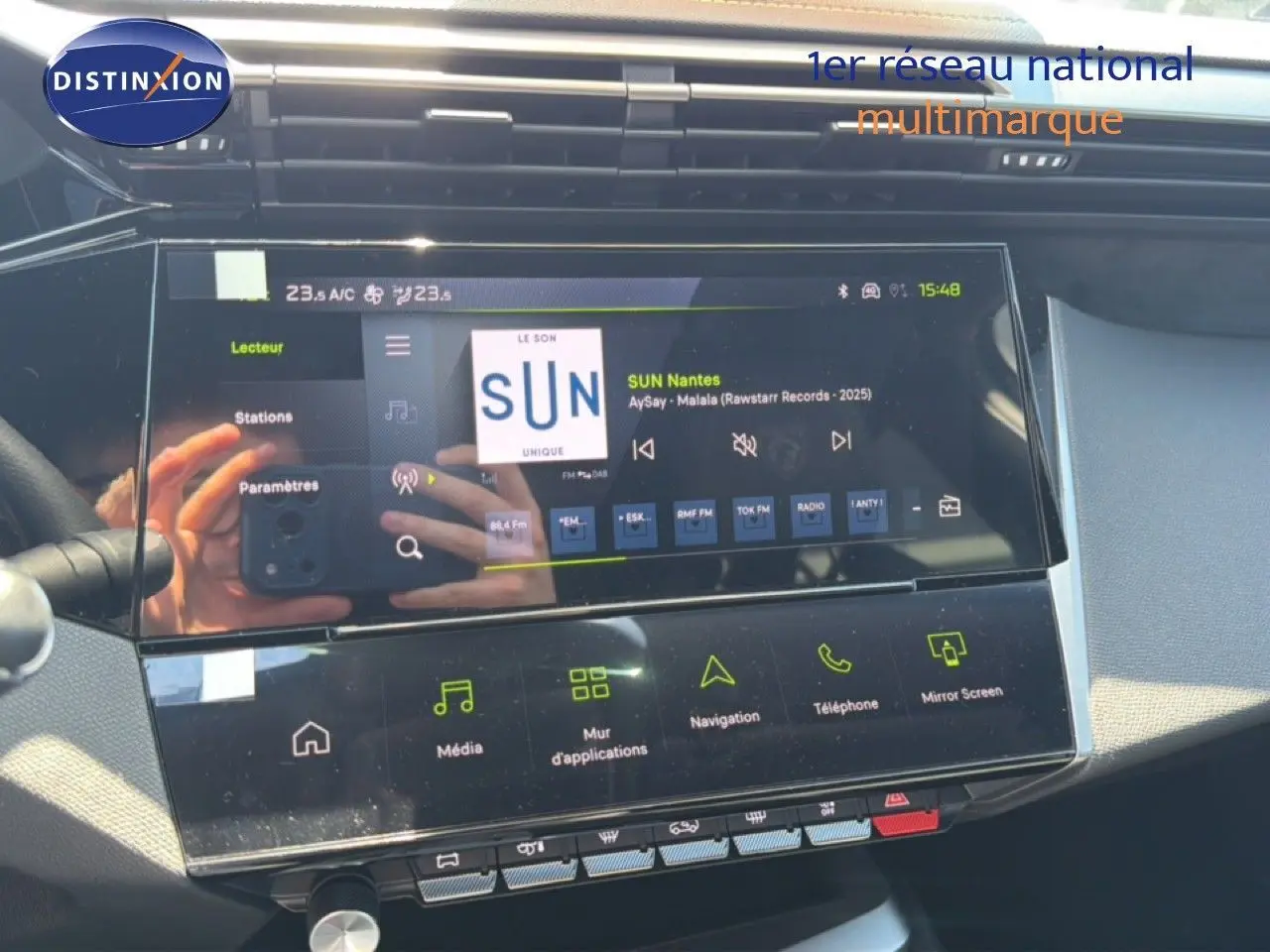 Vue rapprochée de l’écran tactile central de la Peugeot 308 Hybrid 145ch GT, avec interface multimédia affichée.