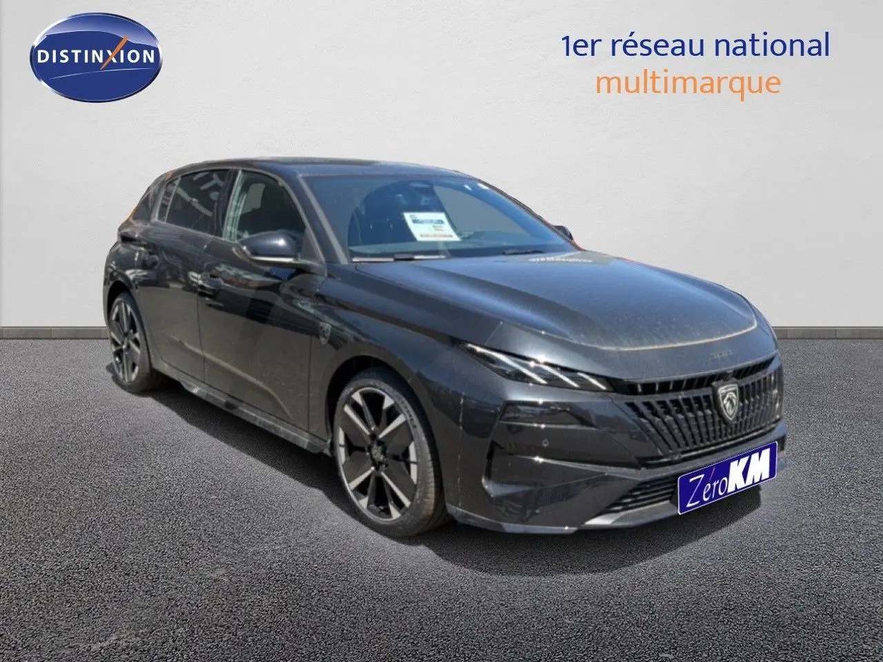 Peugeot 308 Hybrid 145ch GT noir perle métal vue 3/4 avant avec jantes noires et calandre distinctive.