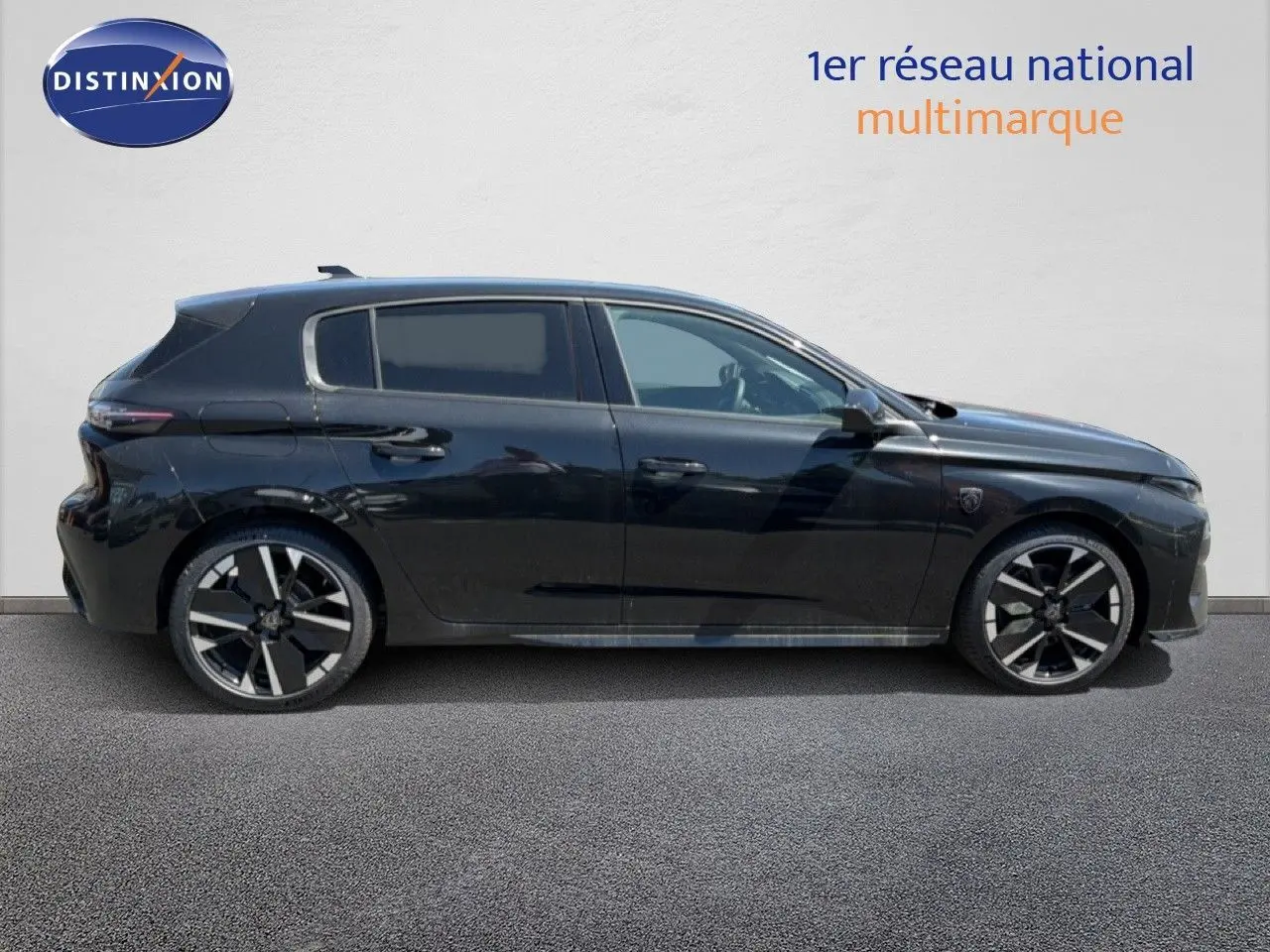 Peugeot 308 Hybrid 145ch GT noir perle métal vue de profil côté gauche avec jantes alliage bicolores.