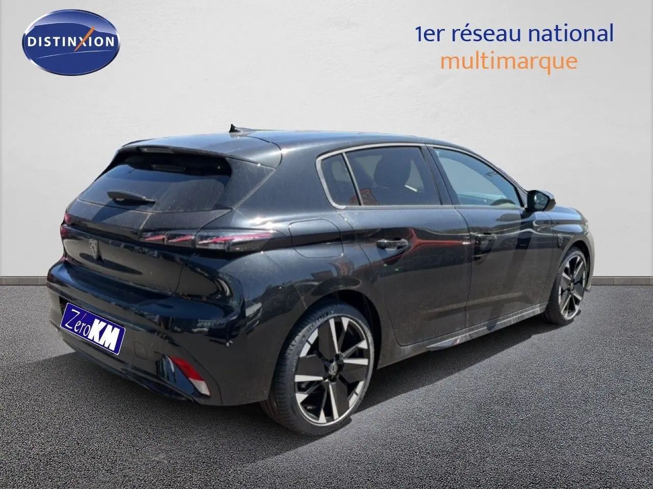 Peugeot 308 Hybrid 145ch GT noir perle métal vue 3/4 arrière droit avec jantes alliage distinctives.