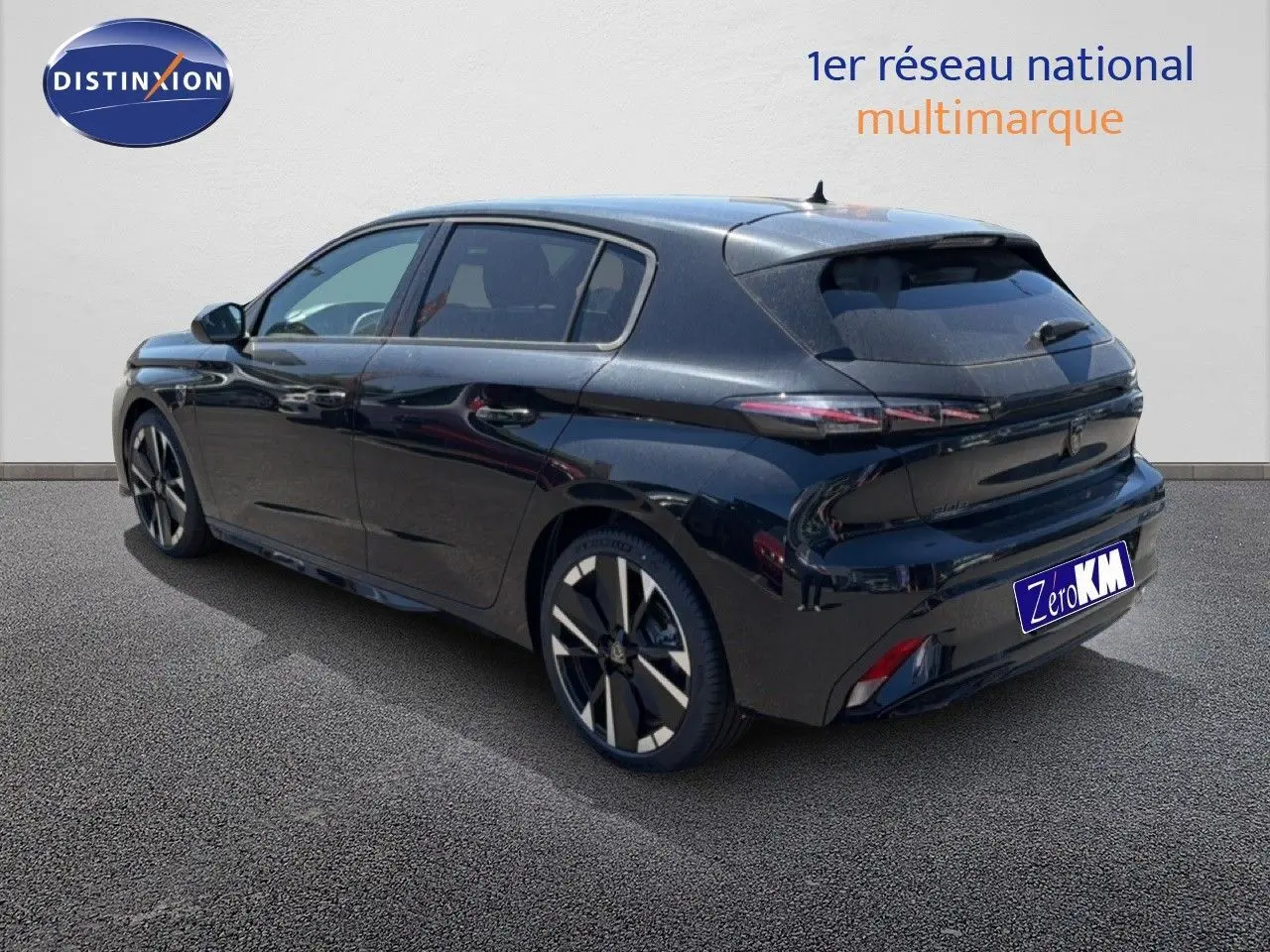 Peugeot 308 Hybrid 145ch GT noir perle métal vue 3/4 arrière droit avec jantes alliage distinctives.