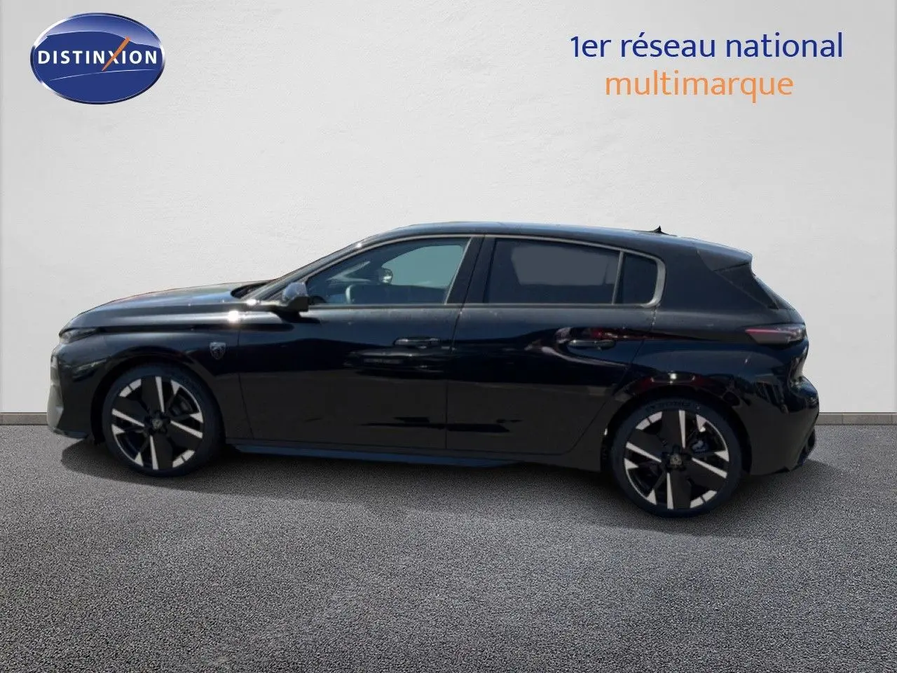 Peugeot 308 Hybrid 145ch GT noir perle métal vue de profil côté gauche, jantes alliage distinctives.