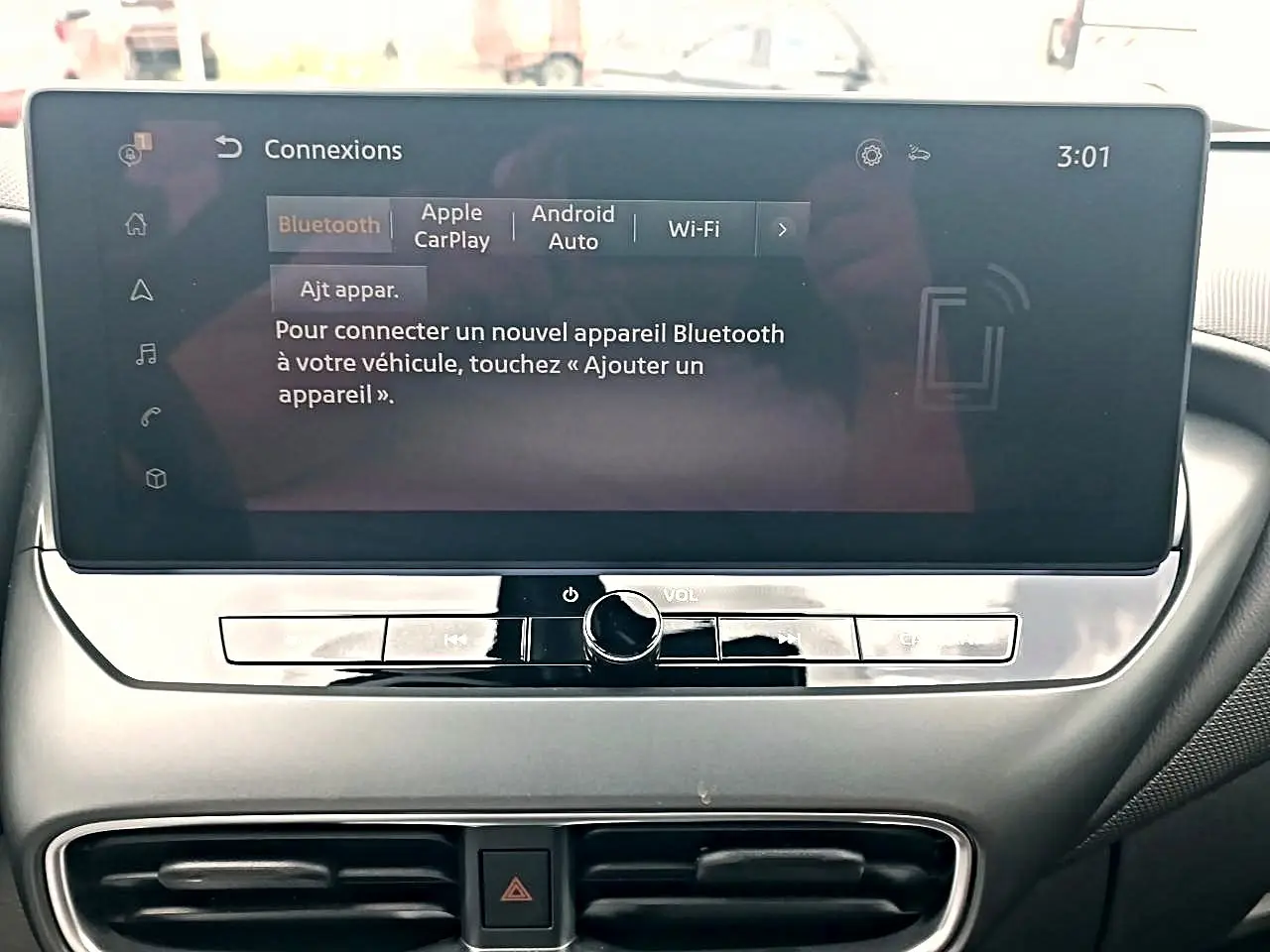 Écran tactile central du tableau de bord du Nissan Juke gris, affichant le menu de connexion Bluetooth.
