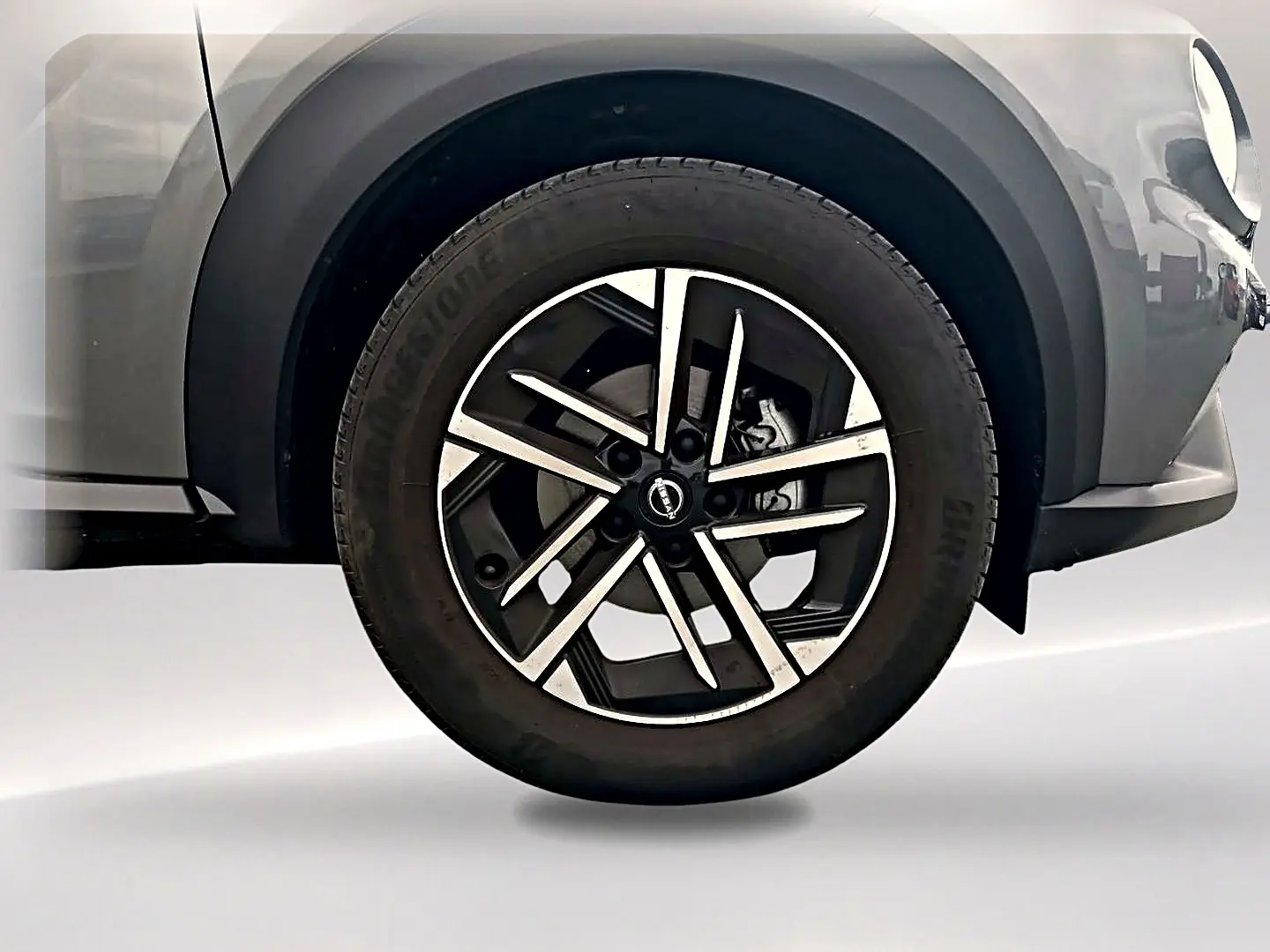 Gros plan sur la roue avant droite gris métallisé du Nissan Juke 2025 avec jante alliage noire et argent.