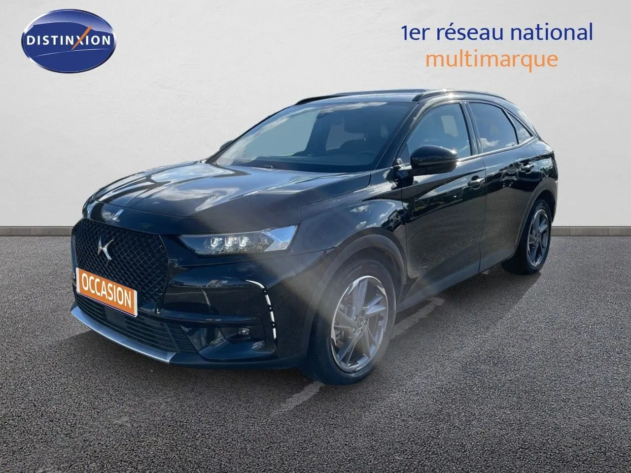 DS7 Crossback E-TENSE noir perle métal en 3/4 avant droit, avec calandre distinctive et jantes alliage.