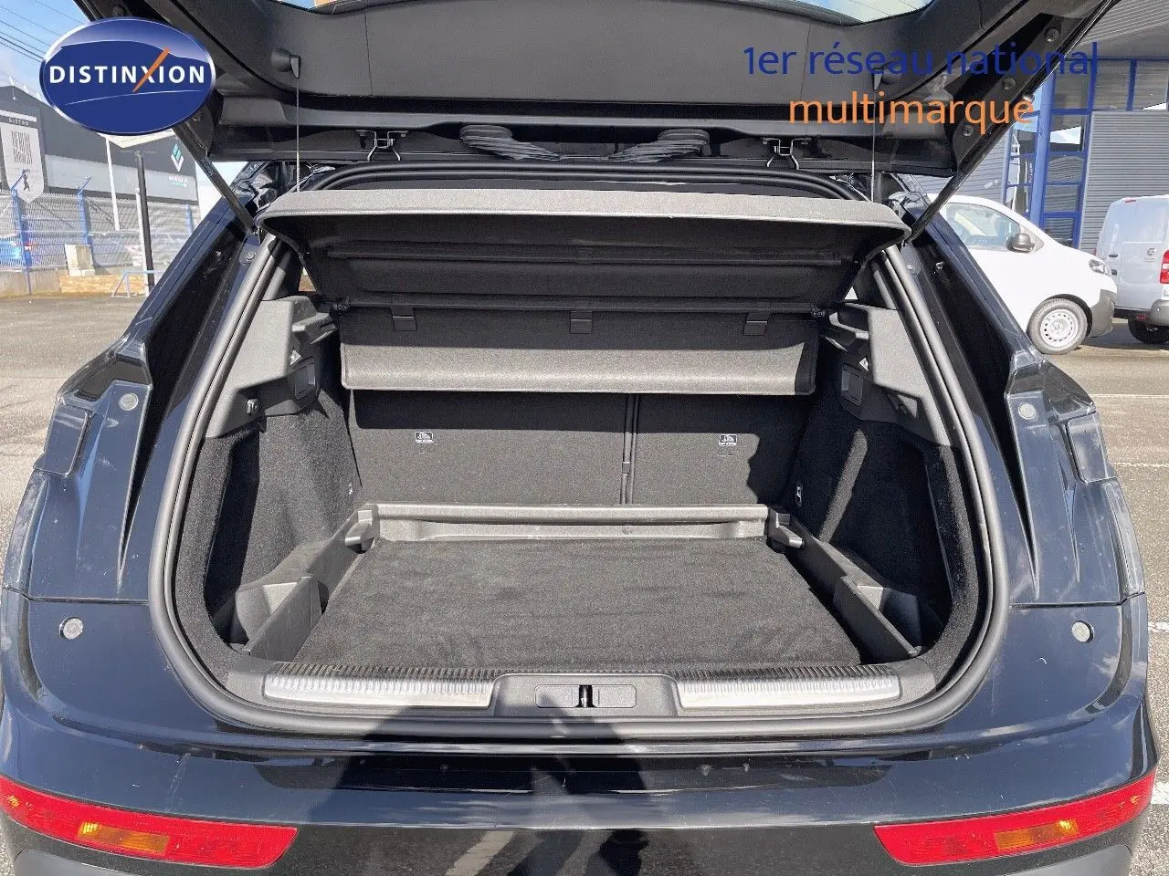 Coffre ouvert vu de l'arrière d'un DS7 Crossback E-TENSE noir perle métal, montrant l'espace de chargement vide.