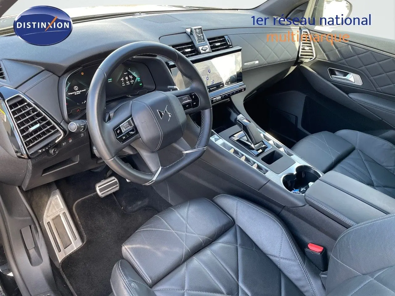 Vue intérieure côté conducteur du DS7 Crossback noir perle métal, mettant en valeur le volant et les sièges en cuir noir matelassé.