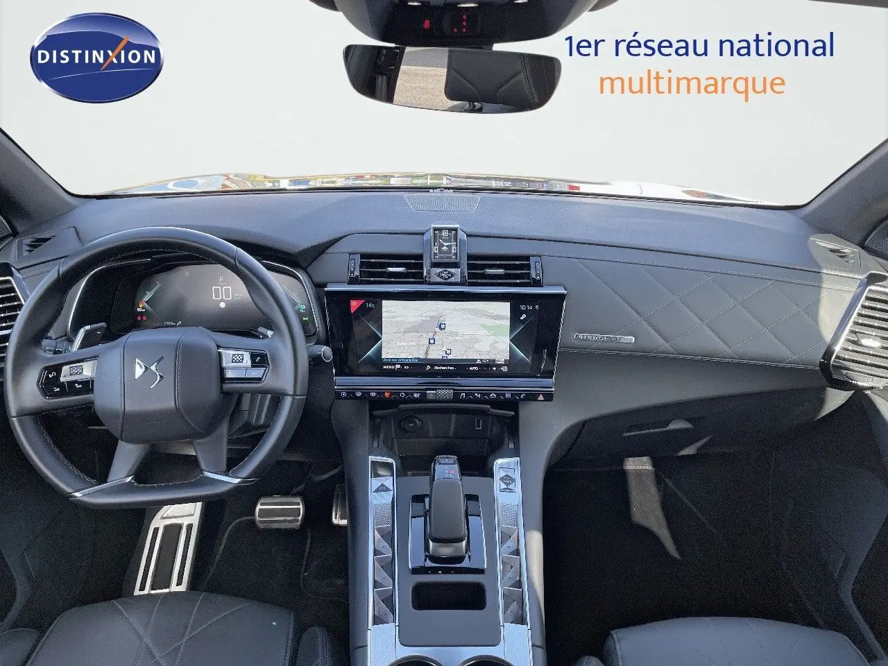 Vue intérieure avant du DS7 Crossback E-TENSE 2021, tableau de bord noir avec écran tactile et volant multifonction.