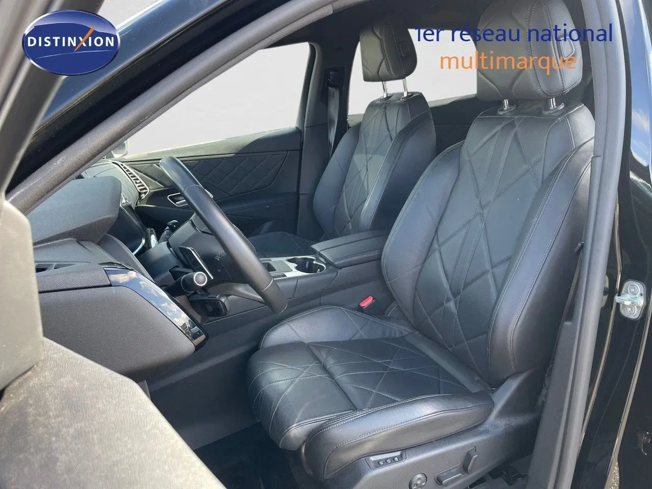 Vue intérieure côté conducteur du DS7 Crossback noir perle métal, sièges en cuir noir matelassé avec surpiqûres croisées.