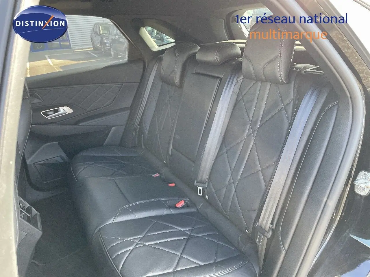 Vue intérieure côté gauche montrant la banquette arrière en cuir noir matelassé du DS7 Crossback E-TENSE 2021.