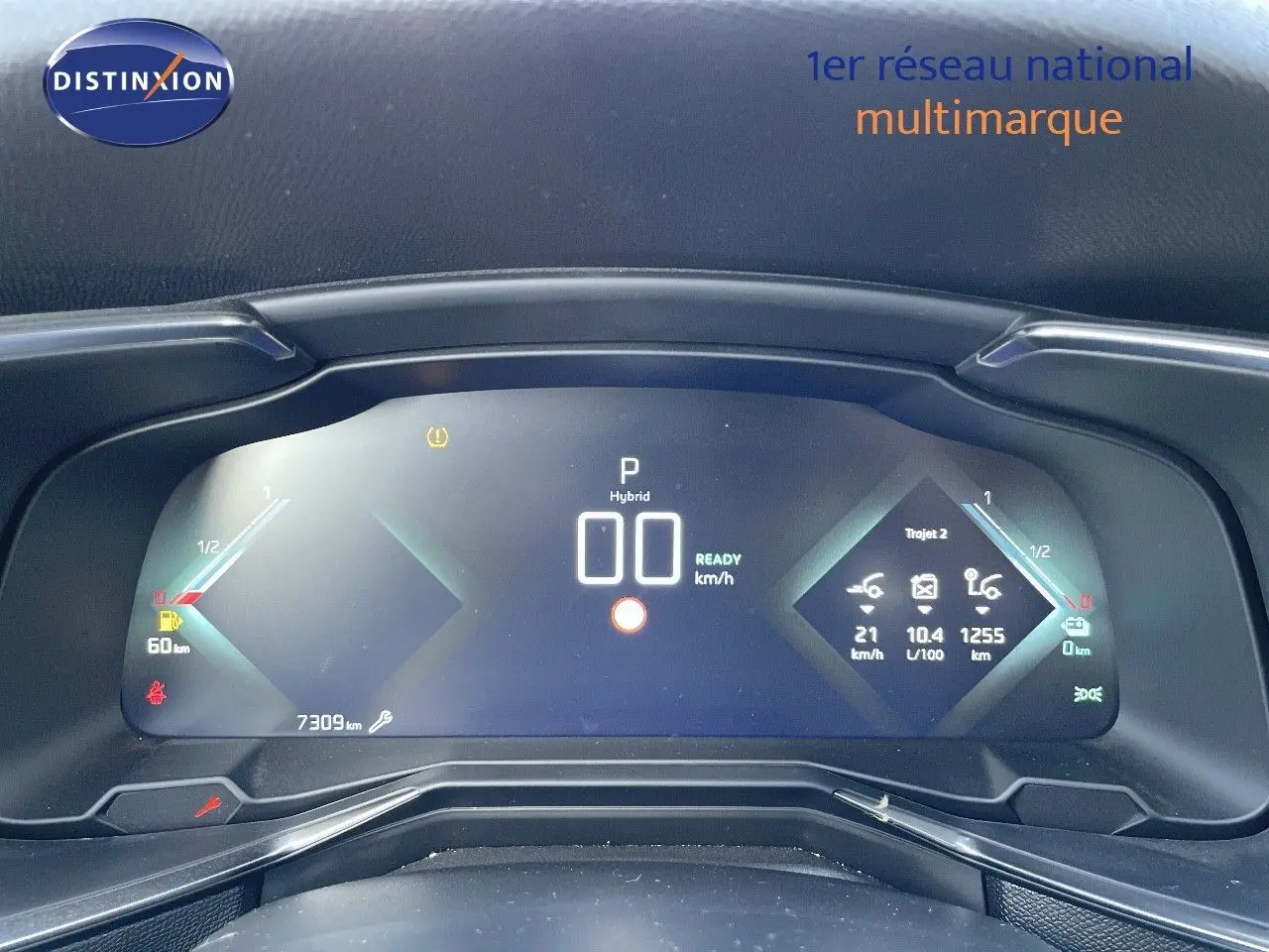 Tableau de bord numérique du DS7 Crossback E-TENSE 2021, affichage hybride et informations de conduite en vue frontale.
