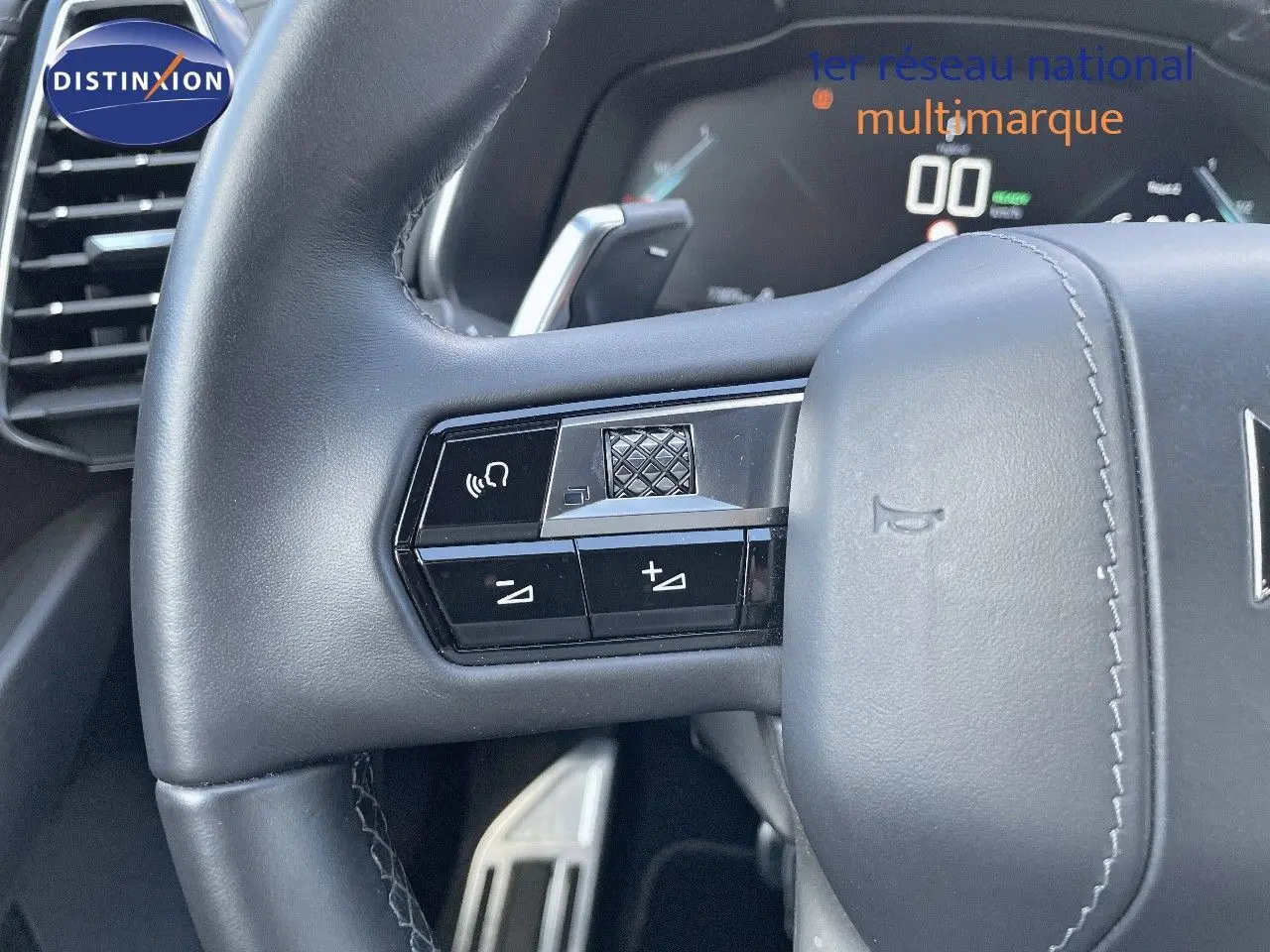 Gros plan sur le volant en cuir noir du DS7 Crossback E-TENSE 2021, avec commandes intégrées et palettes au volant.