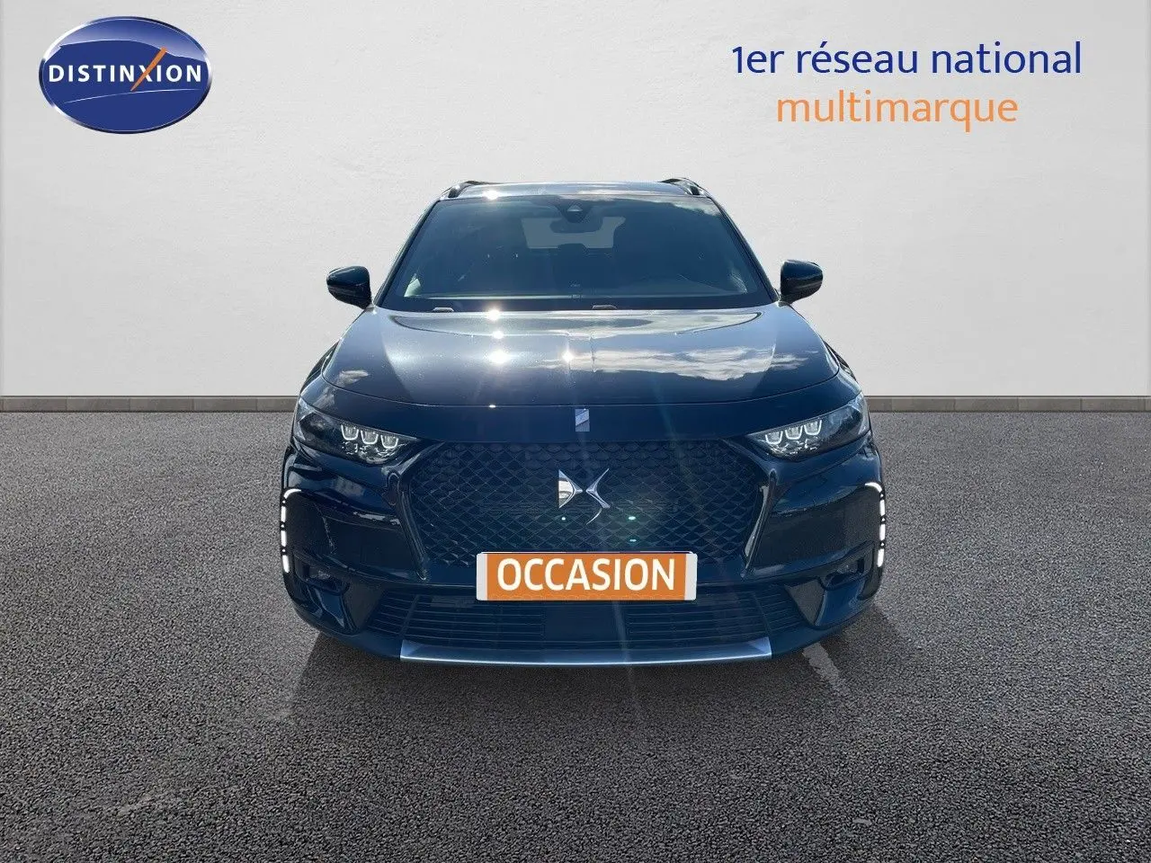Vue de face du DS7 Crossback E-TENSE noir perle métal, mettant en valeur sa calandre distinctive et ses phares LED.