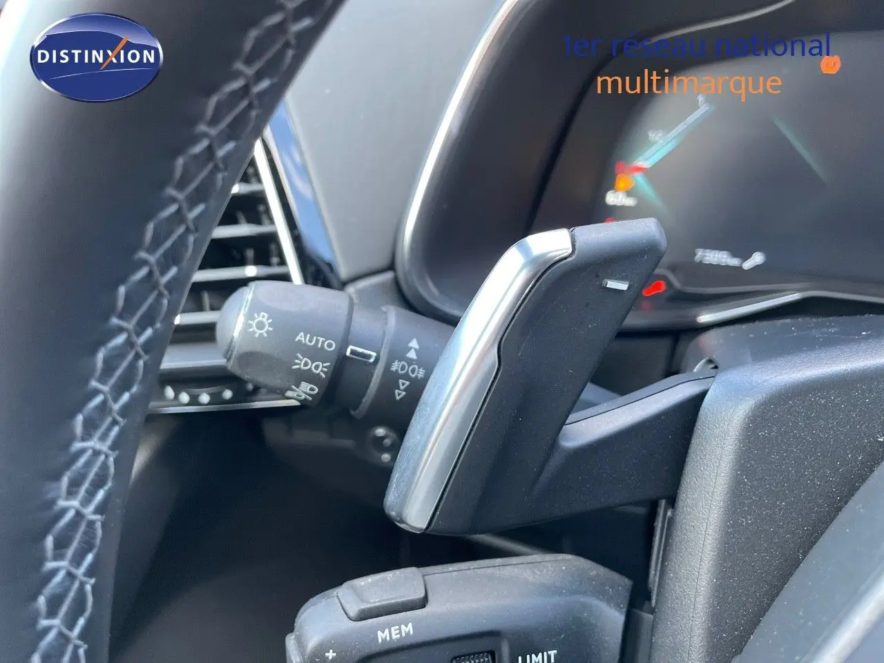 Gros plan sur la commande au volant du DS7 Crossback noir perle métal, mettant en valeur les réglages d’éclairage et de vitesse.
