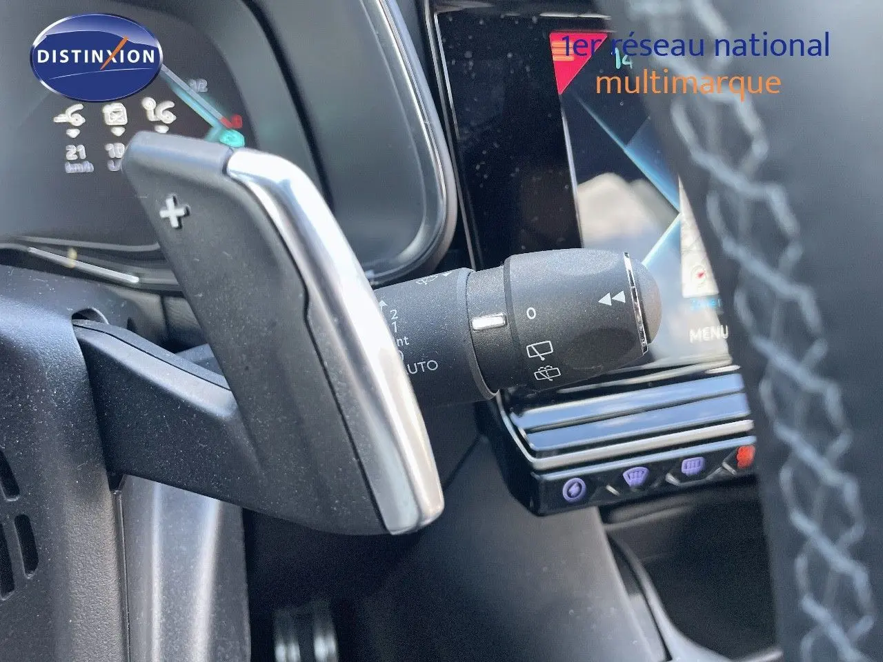 Gros plan sur la commande de palette de changement de vitesse côté gauche dans l’habitacle noir du DS7 Crossback E-TENSE 2021.