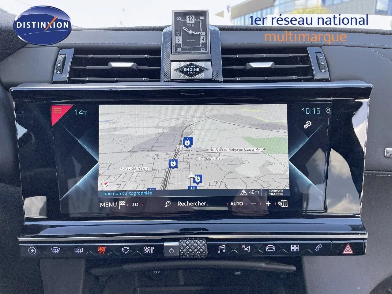 Tableau de bord du DS7 Crossback noir perle métal, vue frontale centrée sur l'écran tactile de navigation et horloge digitale.