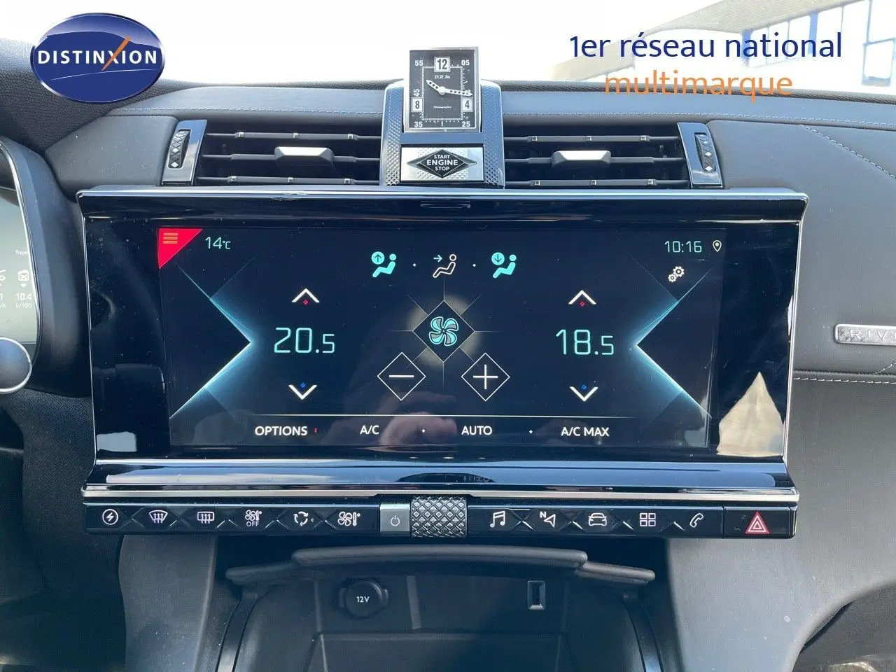 Intérieur du DS7 Crossback E-TENSE 2021, écran tactile central affichant la climatisation, finition noire élégante.