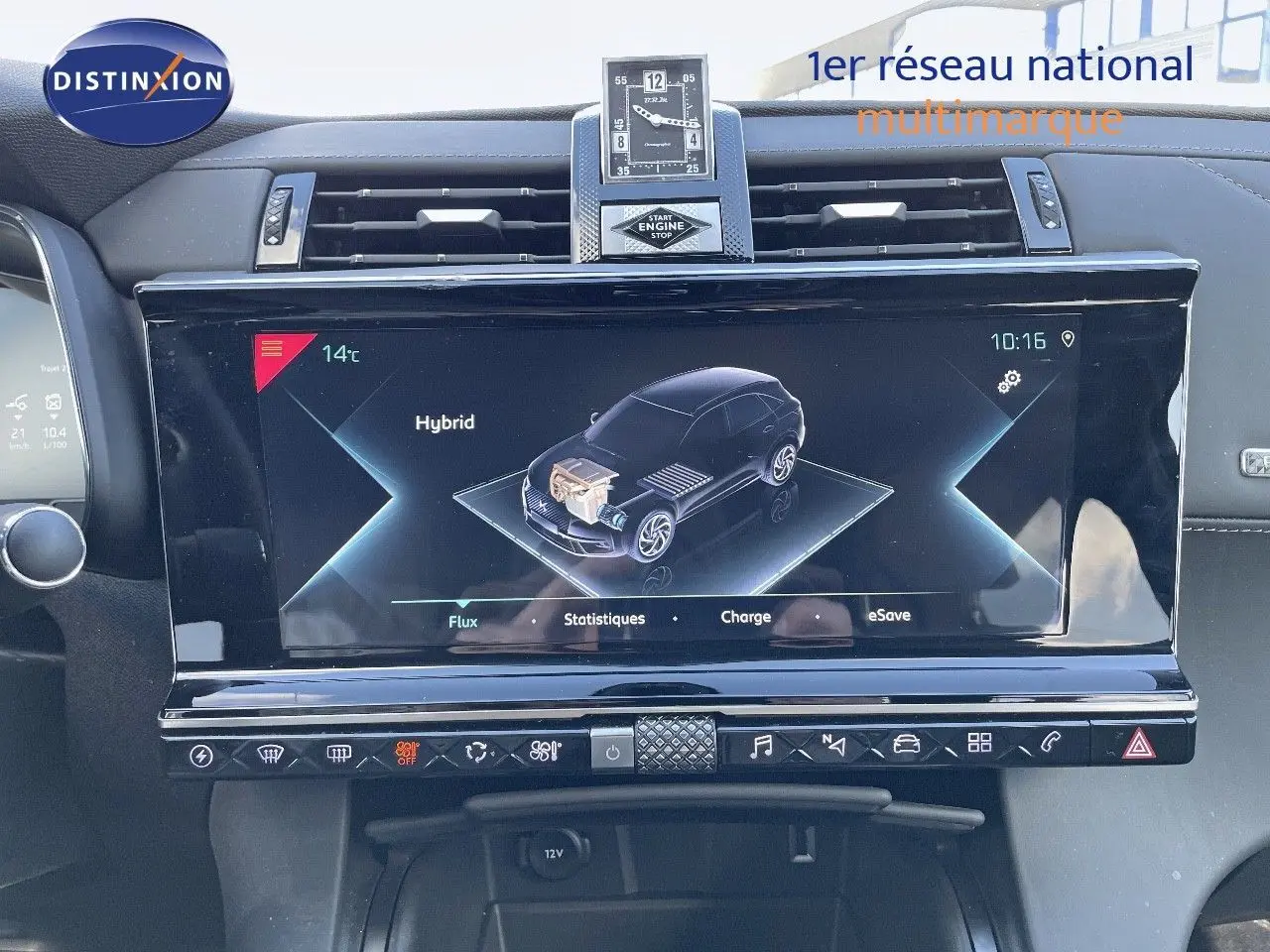 Vue rapprochée de l’écran tactile central du DS7 Crossback noir perle métal affichant les informations du mode hybride.