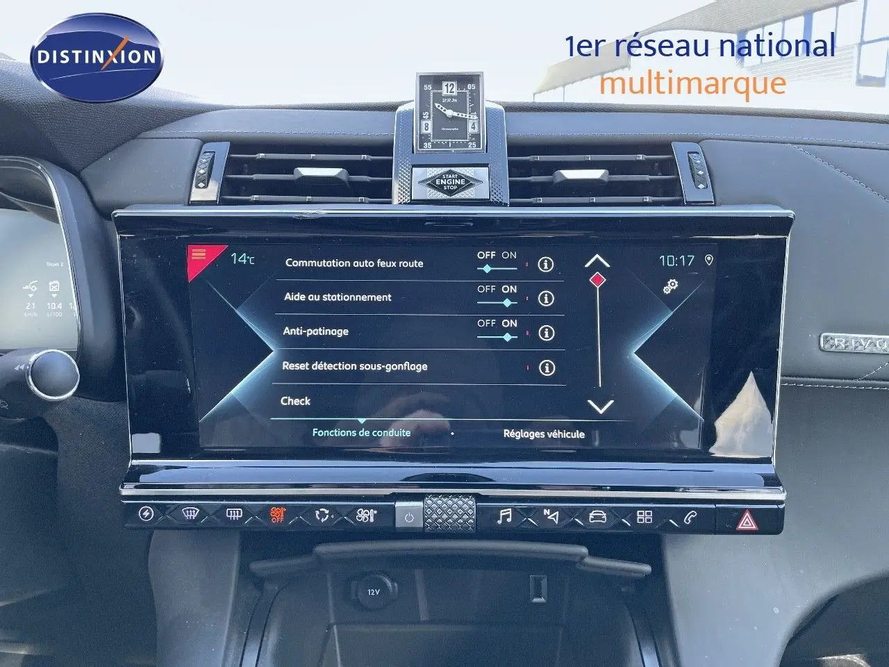 Vue intérieure du tableau de bord du DS7 Crossback noir perle métal, avec écran tactile central affichant les réglages de conduite.