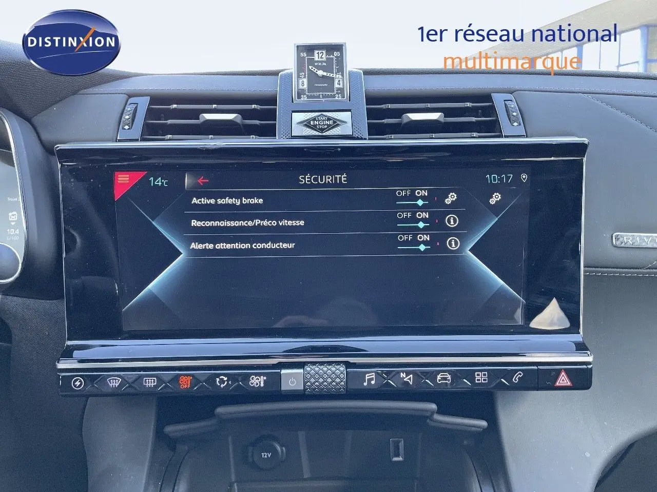 Tableau de bord du DS7 Crossback E-TENSE 2021, vue frontale centrée sur l'écran tactile et les commandes de sécurité.