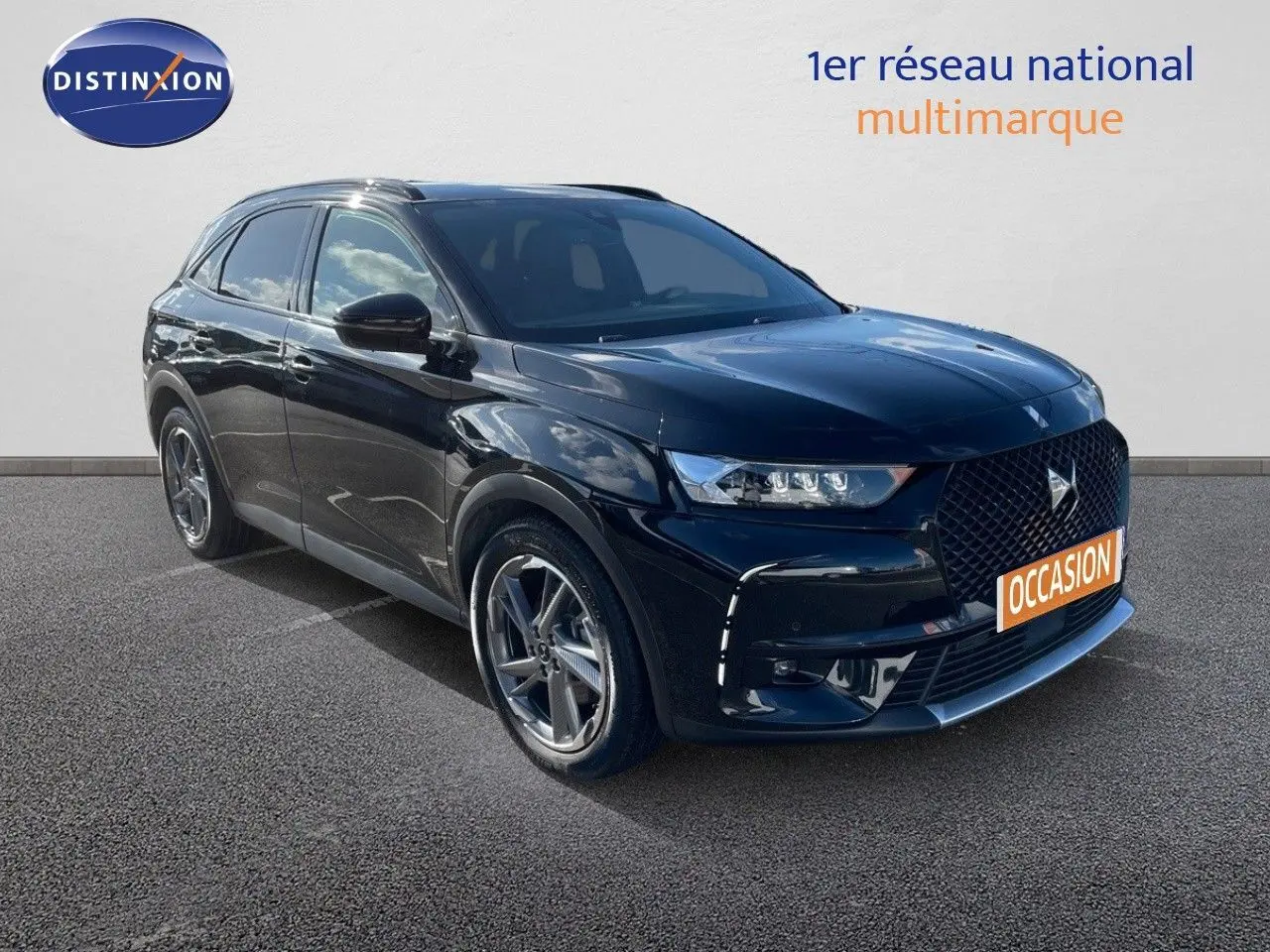 Vue 3/4 avant droite d'un DS7 Crossback noir perle métal avec calandre distinctive et jantes alliage.
