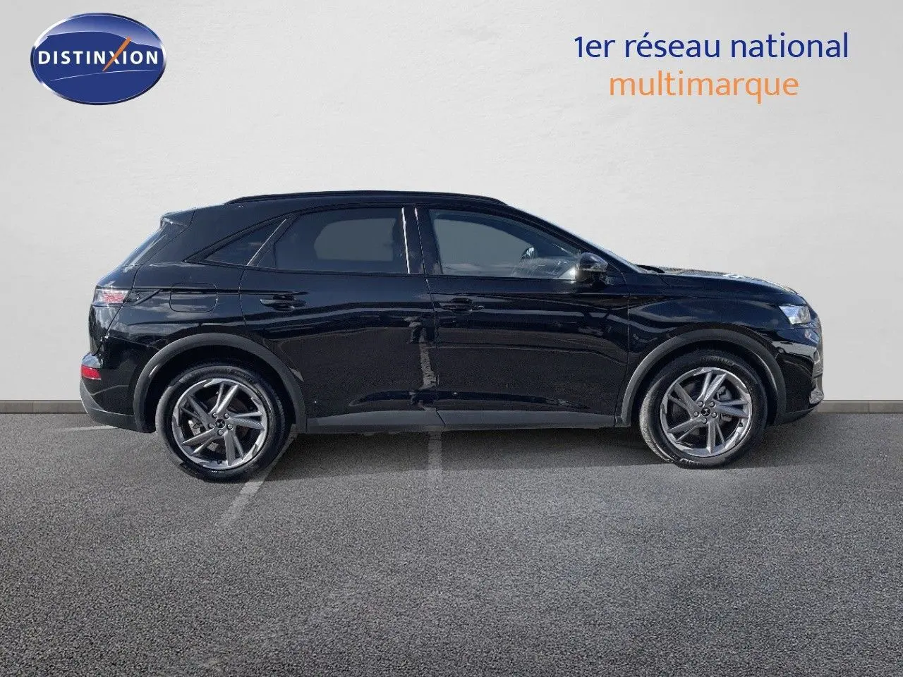 Profil droit d'un DS7 Crossback E-TENSE 2021 noir perle métal avec jantes alliage et lignes épurées.