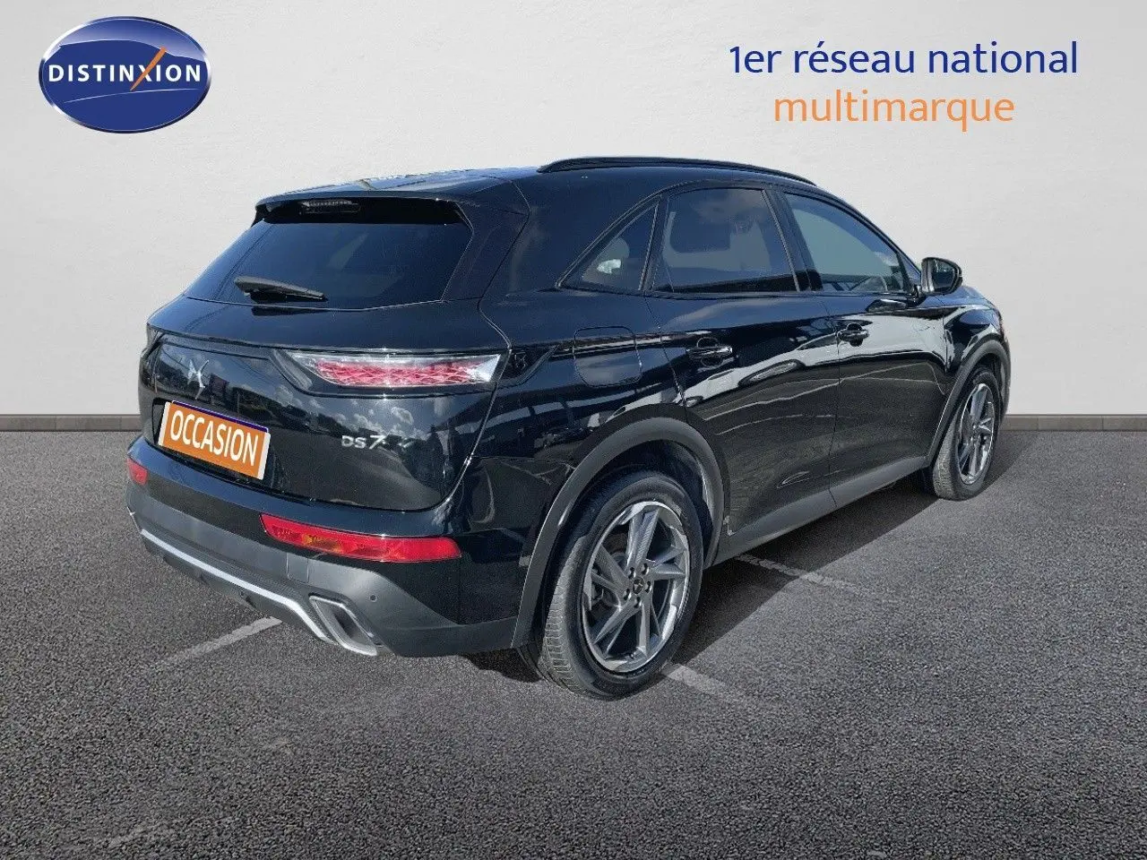 Vue 3/4 arrière droite d’un DS7 Crossback noir perle métal avec jantes alliage et feux arrière LED distinctifs.