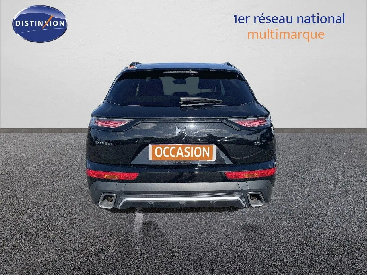 Vue arrière d’un DS7 Crossback noir perle métal avec feux LED et double sortie d’échappement intégrée.