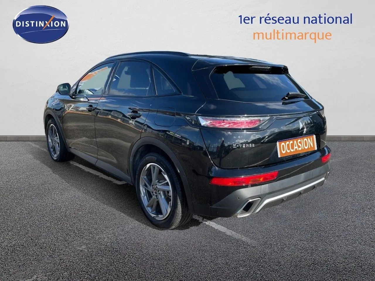 Vue 3/4 arrière droite d'un DS7 Crossback E-TENSE noir perle métal avec feux LED et jantes alliage.