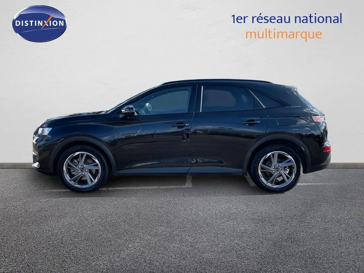 Vue de profil côté gauche d’un DS7 Crossback E-TENSE noir perle métal, SUV hybride rechargeable avec jantes alliage.