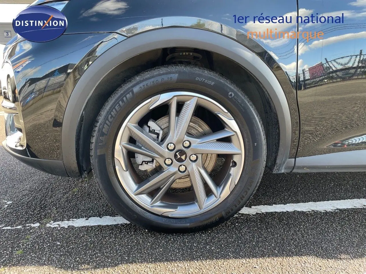 Gros plan sur la roue avant gauche du DS7 Crossback noir perle métal, mettant en valeur la jante alliage 19 pouces au design moderne.