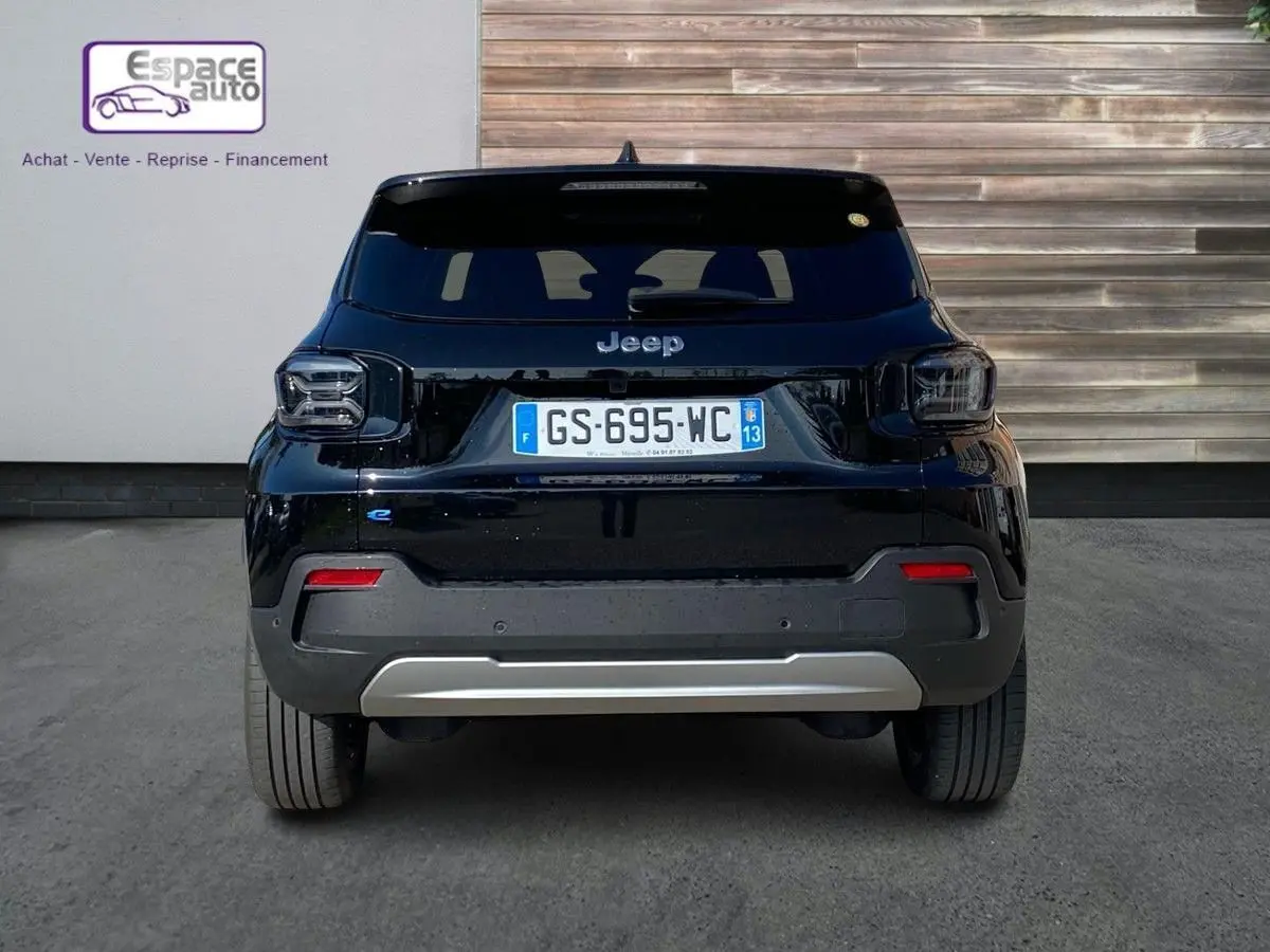 Vue arrière d'une Jeep Avenger électrique noire 2023 avec plaque d'immatriculation française et logo Jeep visible.