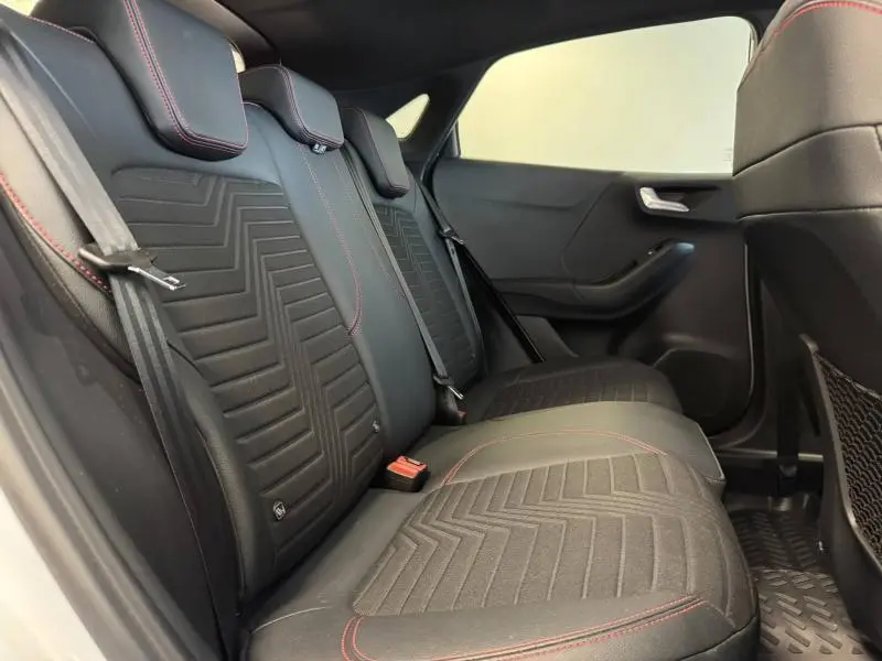 Vue intérieure côté droit des sièges arrière noirs avec surpiqûres rouges du Ford Puma 2022 blanc Glacier ST-Line X.