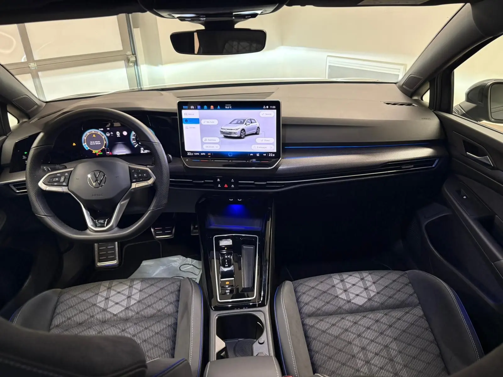 Vue intérieure avant de la Volkswagen Golf 1.5 eTSI 150 DSG7 R-Line Edition avec tableau de bord numérique et écran tactile central.