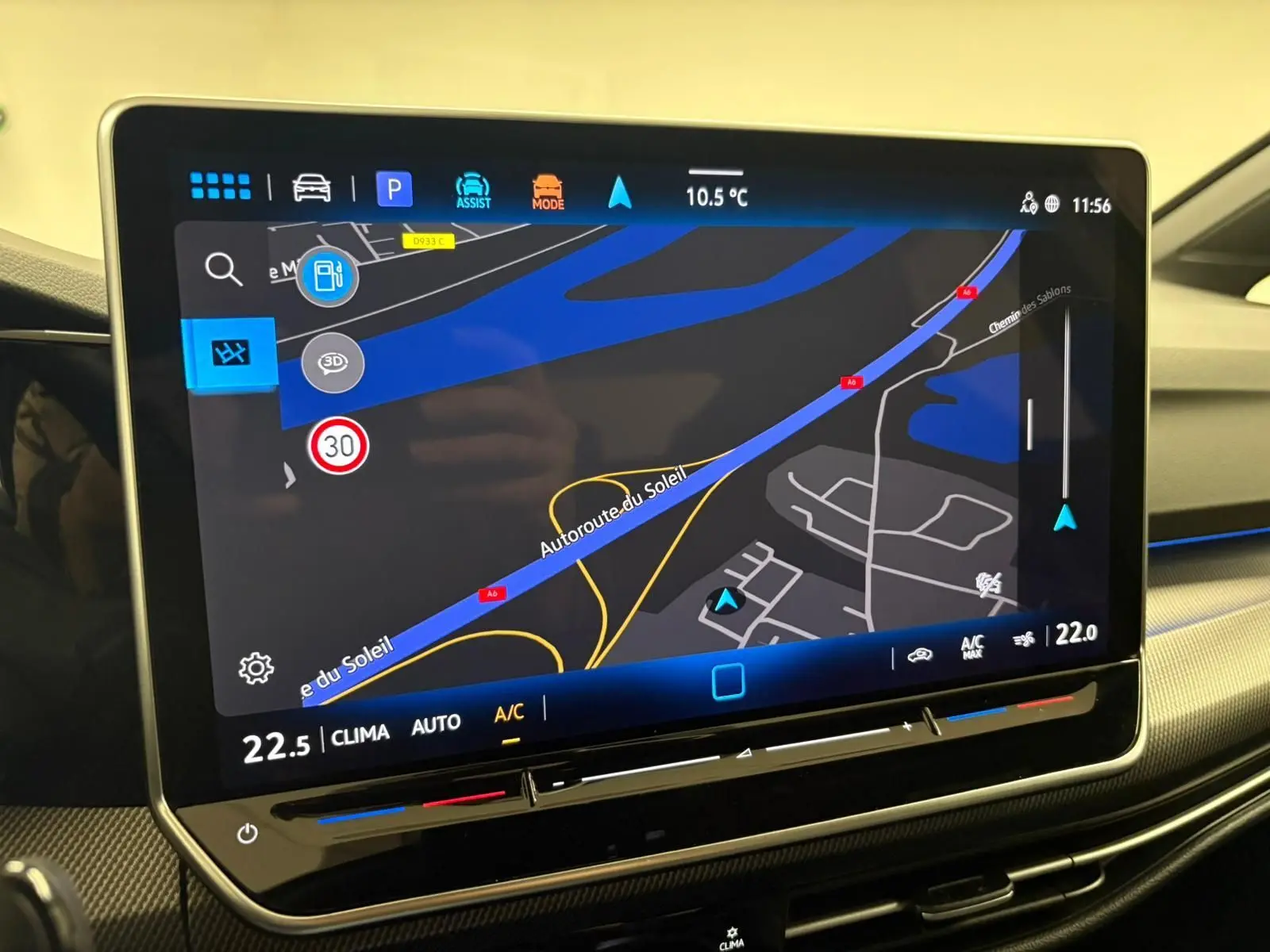 Écran tactile central du tableau de bord de la Volkswagen Golf Gris Dauphin 2025 avec navigation et climatisation digitale.