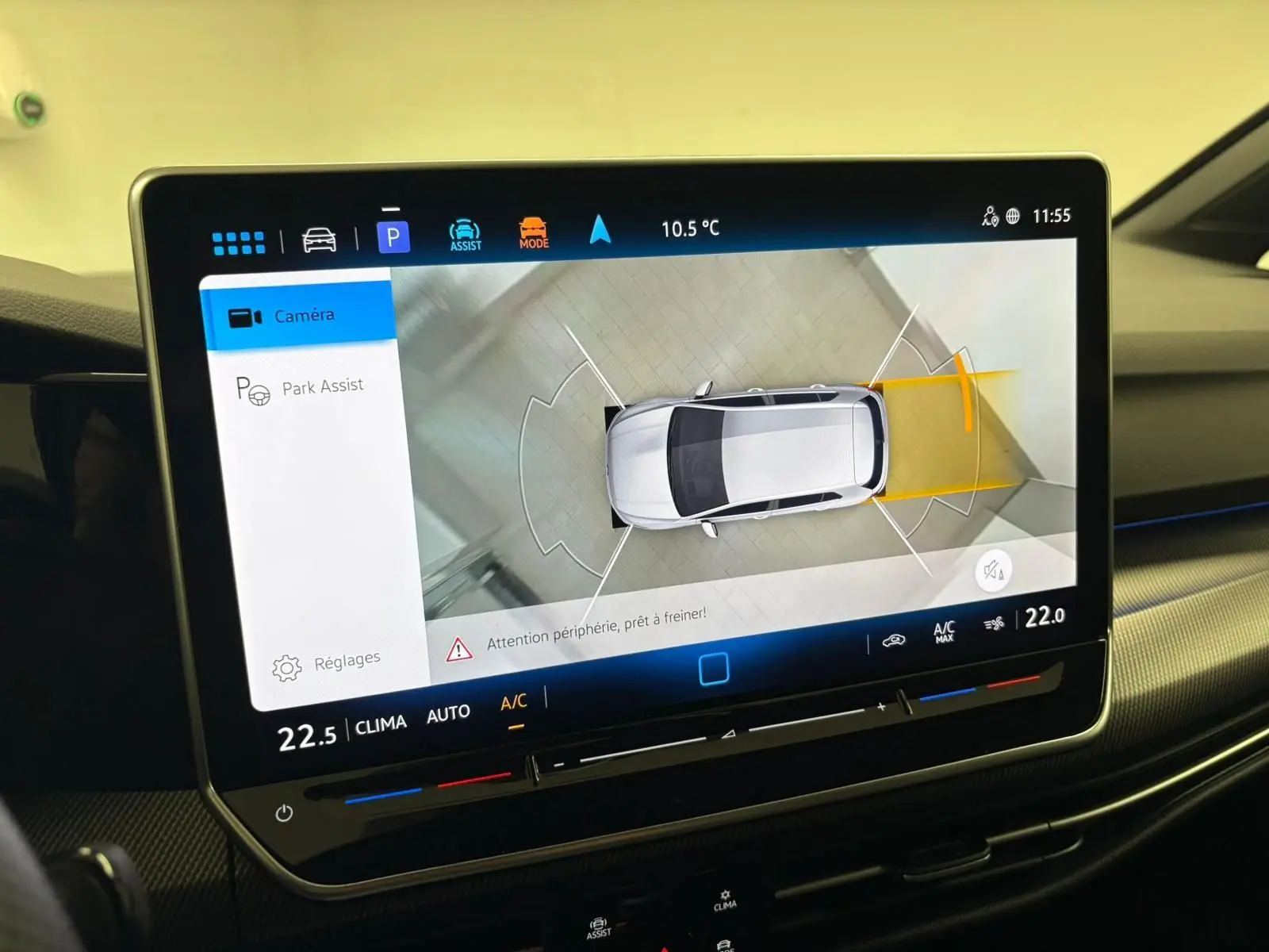 Vue intérieure de l’écran central affichant la caméra 360° Area View du Volkswagen Golf Gris Dauphin, version R-Line Edition.